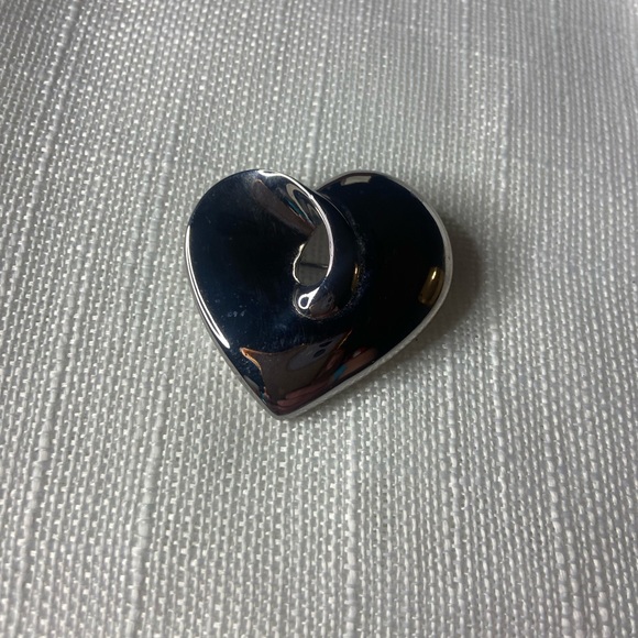 Liz Claiborne Gold Tone Heart Brooch - LC Gold Tone Heart Pin - Picture 2 of 5